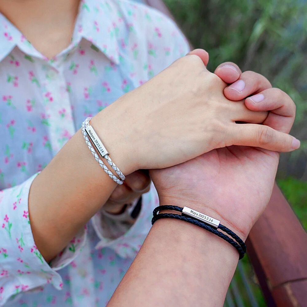 couple qui porte des bracelet en commun personnalisé