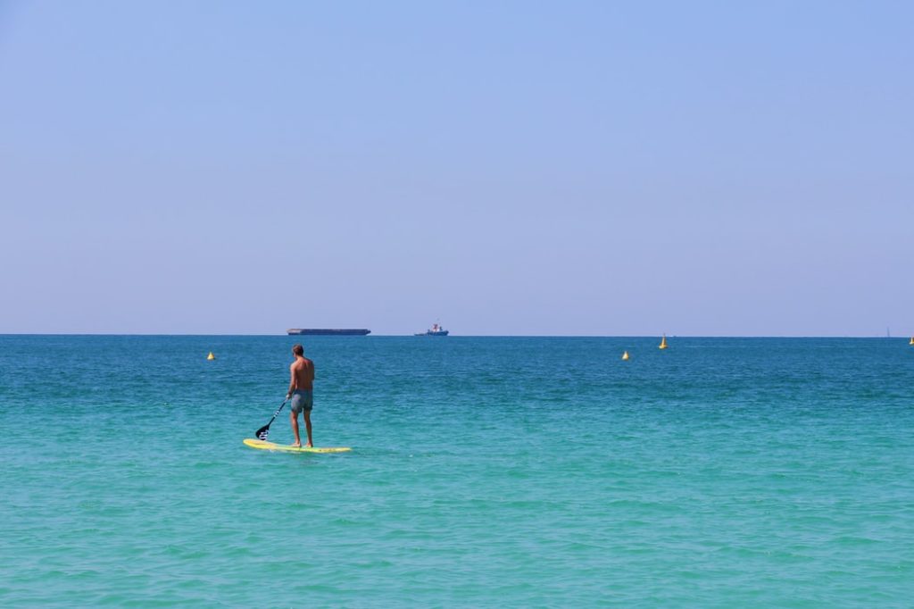 un homme sur une planche de paddle