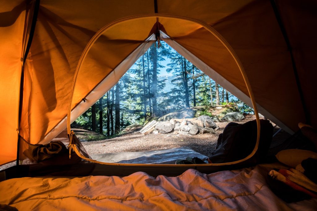 vue vers l'exterieur depuis une tente de camping