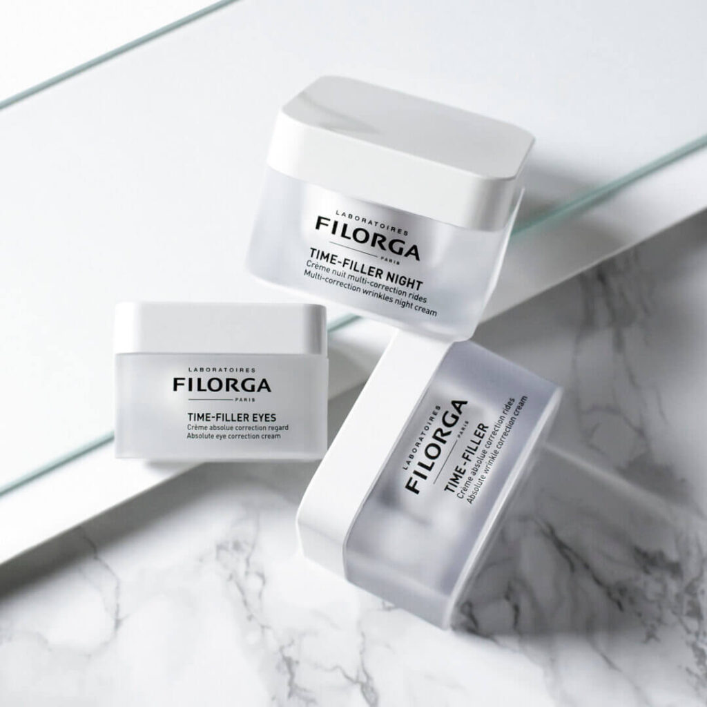 Filorga global repair, des produits anti-âge performants pour un effet immédiat sur la peau qui apparaît détendue, lisse et soignée. Voyons comment ils fonctionnent et quels sont ceux à inclure dans votre routine beauté. Filorga global repair : ingrédients L'un des ingrédients les plus populaires de Filorga est l'acide hyaluronique, qui est naturellement présent dans la peau et joue un rôle important dans le maintien du derme. Les rides sont la conséquence directe de sa diminution avec l'âge, qui entraîne alors des modifications du volume et un relâchement de la peau. Le célèbre complexe NCTF (New Cellular Treatment Factors) comprend quelque 50 ingrédients essentiels pour la peau : • vitamines, • acides aminés • des antioxydants, • minéraux, • coenzymes, Des éléments capables de lutter efficacement contre le relâchement de la peau et dont la capacité à combattre les radicaux libres est indiscutable. Certains produits contiennent de l'acide glycolique, des AHA (acides alpha-hydroxy) tels que les acides salicylique, lactique, citrique et phytique. Filorga a également lancé une gamme à base de gluconolactone, un PHA (polyhydroxy acide) aussi efficace que l'acide glycolique mais avec une tolérance maximale pour tous les types de peau. Filorga global repair : coffret Parmi les produits de soins de la peau les meilleurs et les plus appréciés, Filorga Tunisie peut être un cadeau populaire pour ses lignes anti-âge et son approche globale de la beauté et des soins du visage, encapsulant toute l'expérience acquise au fil des ans par une entreprise qui reste à la pointe du progrès. Un coffret cadeau pourrait donc contenir certains des meilleurs produits qui vous permettent de planifier une routine beauté complète. Filorga Global Repair Essence Ce tonique anti-âge à la formulation unique, enrichi de plus de 50 ingrédients anti-âge, est idéal pour lutter contre le vieillissement de la peau et traiter les problèmes cutanés tels que la perte de tonicité, la réduction des volumes, les taches brunes, les signes de fatigue et l'affaissement excessif des contours du visage. Filorga Global repair crème anti-âge Crème anti-âge multi-revitalisante et nourrissante avec une formule concentrée et une action intensive. Le produit s'inspire des 5 techniques utilisées en médecine esthétique pour garantir un effet plus visible, un effet anti-âge intensif et une efficacité réellement testable. Filorga Global Repair a une texture veloutée et combat les rides profondes, la perte de tonus, le relâchement de l'ovale et le manque d'uniformité. Il est également utilisé pour éliminer l'aspect fatigué du visage. Filorga Global Repair Eye&lips Un traitement intensif qui, en une seule étape, est capable d'agir de manière ciblée sur le contour des yeux et des lèvres. En fait, ce produit convient à tous les types de rides, qu'elles soient superficielles, profondes, d'expression ou de fatigue. De plus, grâce à ses composants naturels, il raffermit et lutte contre le relâchement des paupières. Avec de l'acide hyaluronique qui active la circulation pour un effet de remplissage. Sérum de réparation globale Filorga Filorga global repair est un sérum concentré multi-actif anti-âge spécifiquement formulé pour les peaux dévitalisées, inspiré des procédures de médecine esthétique pour un effet anti-âge intensif et visible. Adapté à tous les types de peau, il lisse les rides profondes, combat la perte de tonus, le relâchement de l'ovale et le manque d'uniformité tout en éliminant l'aspect fatigué de la peau du visage.