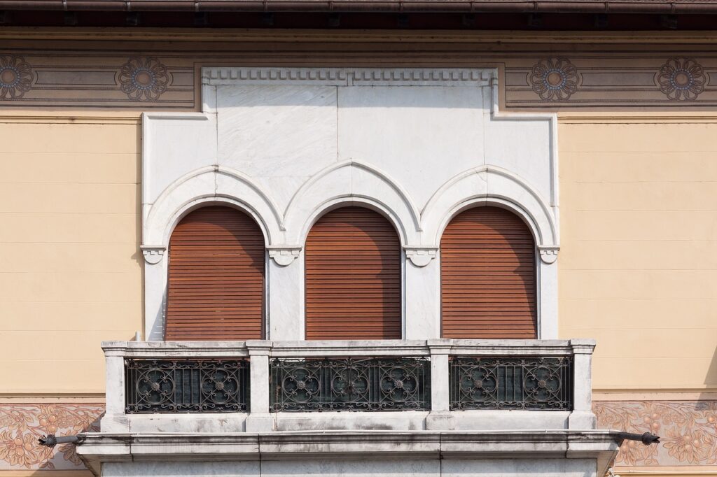 Changer une vitre d’une fenêtre, un volet roulant et de la peinture en hauteur avec un échafaudage