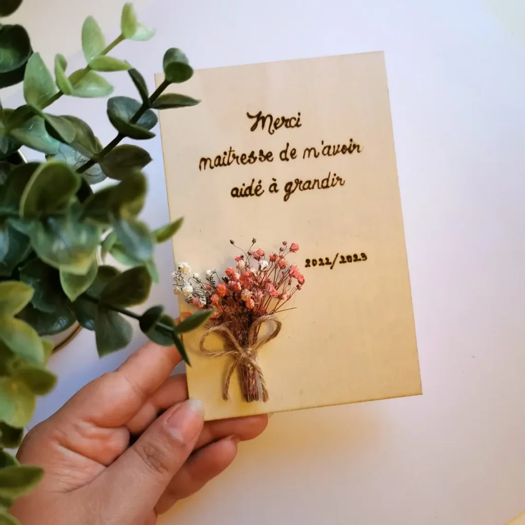 Noël approche et pendant que les plus petits apprennent déjà des poèmes et des chansons en préparation de la pièce de théâtre de Noël, le moment est venu pour nous, parents, de réfléchir à des idées de cadeaux de Noël originales pour les institutrices de crèche. Pourquoi offrir un cadeau de Noël aux institutrices de maternelle La période des fêtes de Noël approche à grands pas. Cela signifie commencer à magasiner pour des cadeaux dédiés aux proches, parmi ces idées cadeaux pour les institutrices de maternelle, il ne faut pas manquer. La figure de l'enseignant à l'école maternelle joue sans aucun doute un rôle fondamental dans la croissance éducative de nos enfants. Les relations avec les éducatrices maternelles sont intimes et basées sur une confiance profonde ; leur rôle est en effet fondamental car elles accompagnent des phases importantes de développement des enfants d'un point de vue non seulement cognitif, mais aussi social et émotionnel. Quoi offrir aux institutrices de crèche à Noël Compte tenu du rôle qu'ils jouent dans la vie de nos enfants, je pense personnellement qu'ils méritent un petit cadeau pour Noël. Que vous le fassiez seul ou en participant avec toute la classe, il existe de nombreuses idées de cadeau personnalisé pour maîtresse ou les institutrices de crèche et décider n'est pas facile, cela demande un peu d'efforts et d'engagement. L'enseignante met du cœur dans ce qu'elle fait, et son métier devient presque une « mission » ; c'est pourquoi à Noël, de plus en plus de mères décident de faire un petit cadeau pour les remercier de tout l'engagement et du dévouement qu'elles consacrent à leur travail et de la grande aide qu'elles nous apportent dans la croissance de nos enfants. 5 idées de cadeaux de Noël pour les maîtresse et les institutrices de crèche Ci-dessous je vous propose quelques idées de cadeaux de Noël pour maîtresse et les institutrices de crèche, des bijoux en argent précieux, fabriqués à la main, qui peuvent devenir uniques en gravant des noms, des phrases ou des mots d'affection et de remerciement. Porte-clés en bois forme cœur avec gravure personnalisée Si vous recherchez un cadeau utile, mais en même temps précieux, un porte-clés en bois devient une excellente idée de cadeau de Noël pour maîtresse et les institutrices de crèche. Difficile de trouver un accessoire plus pratique qu'un porte-clés, tout le monde l'utilise au quotidien, qu'il soit accroché à une clé de voiture, une clé de maison ou un sac. Le porte-clés est un objet indémodable, toujours à portée de main donc en le regardant chaque jour l'enseignant pensera au magnifique cadeau reçu. Parmi les différentes formes de porte-clés en bois pour maîtresse et les institutrices de maternelle, celles qui souhaitent exprimer toute leur affection opteront pour un bois porte-clés en argent avec un cœur, symbole d'amour et d'admiration, peut-être avec les silhouettes de filles et de garçons comme breloques. Porte-clés en bois avec breloque arbre de vie Une alternative est un porte-clés en bois sur lequel graver votre message de gratitude avec un pendentif charm en forme d'arbre de vie. L'arbre de vie représente la terre mère, distributrice de fruits et protectrice. L'arbre de vie est aussi un symbole de renaissance, il a de fortes racines pour s'ancrer à la terre et un feuillage épais qui tend vers le haut, devenant ainsi une métaphore de l'enseignement, du chemin de croissance que les enfants entreprennent à l'école maternelle sous la direction de l’enseignant qui les accompagne et les soutient dans la découverte de nouvelles expériences et prises de conscience. Porte-clés en bois en forme d'ours en peluche L'ours en peluche est l'objet préféré de nombreux enfants, celui dont ils ne se séparent jamais. L'ours en peluche pour enfants est synonyme de sécurité et de stabilité, de protection et d'amitié éternelle. Le porte-clés en forme d'ours en peluche est un porte-bonheur tendre qui rappelle l'enfance et le côté le plus doux de la vie, un symbole qui fascine non seulement les plus petits, son côté ludique séduit en effet toutes les générations. Après avoir choisi votre symbole préféré pour le porte-clés, il ne reste plus qu'à le personnaliser : des mots, des lettres, offrez quelque chose qui vient de votre cœur et qui fera du porte-clés un cadeau de Noël spécial pour les institutrices de maternelle, quelque chose d'unique, un souvenir à garder. Marque-page en bois Un marque page en bois gravé est un cadeau de Noël précieux et utile pour les maîtresses et les institutrices de crèche. Le marque-page est un cadeau spécial, il permet à celui qui le reçoit de se souvenir de celui qui l'a offert précisément dans les moments où il se consacre à la lecture d'un bon livre. Après une longue journée à s'occuper des enfants, à se détendre devant une tasse de tisane fumante, plongée dans la lecture, l'enseignante prend le temps de se ressourcer et lorsque ses yeux se fatiguent, le marque-page lui sera utile. Le marque-page en bois est un objet souvent sous-estimé, mais en réalité il peut être une excellente idée cadeau pratique et élégante et aussi unique, unique si vous choisissez de le personnaliser avec une phrase, une date ou des mots de sincères remerciements.