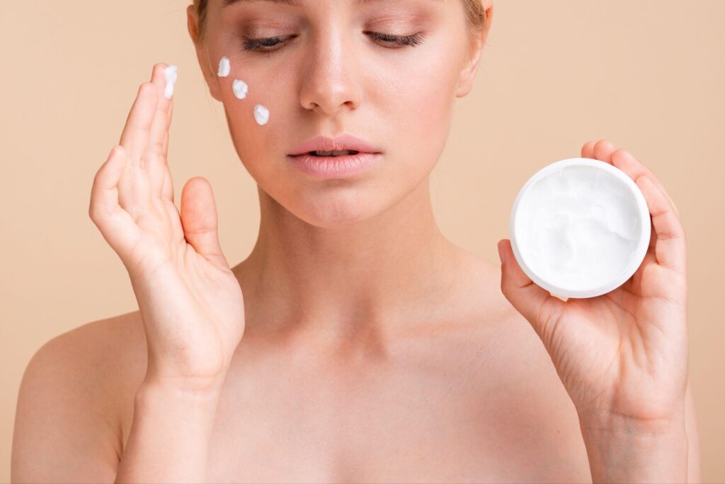 Comment Choisir la Crème Visage Idéale pour Peaux Sèches en Hiver : Guide Complet